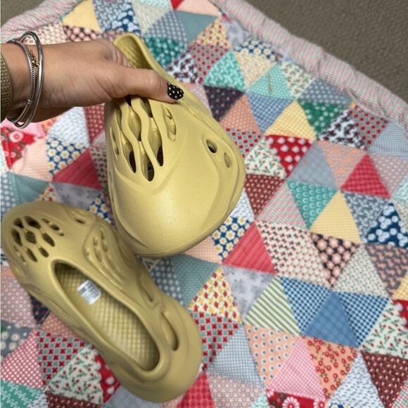 Stylish Beige Slip-On Shoes Yeezy Foam Runner size 9 women - Picture 7 of 9